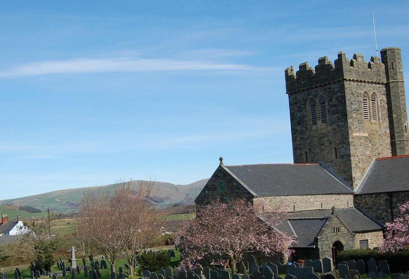 غرفة أساسية, Saint Cadfans Lodge