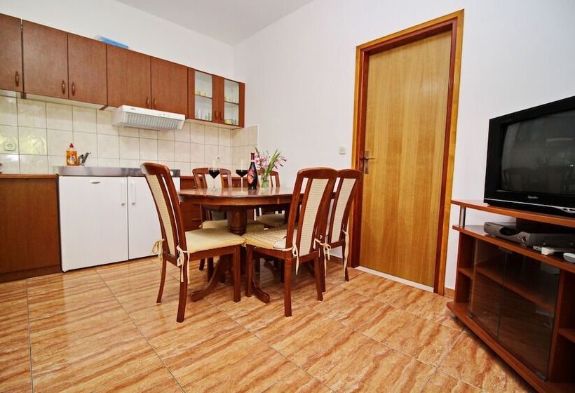 آپارتمان 1 خوابه با چشم‌انداز باغ, Apartments Veselka
