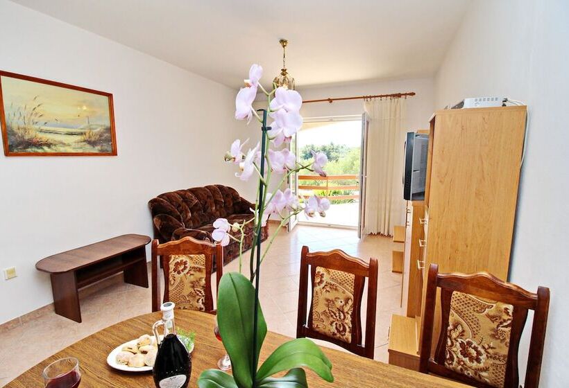 Апартаменты 2 Спальни Вид на Море, Apartments Veselka