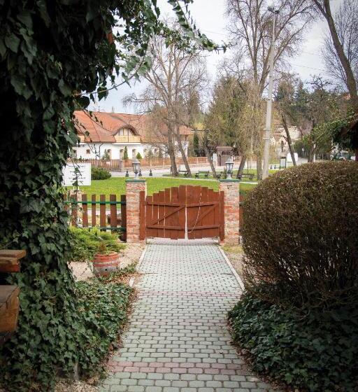 استودیوی لوکس, Szépasszony Fogadó