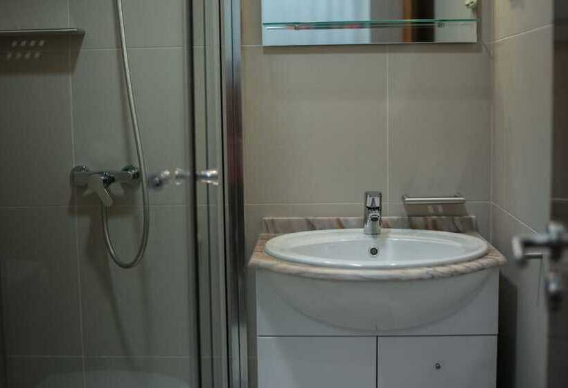 标准三人间, Casa Do Teatro