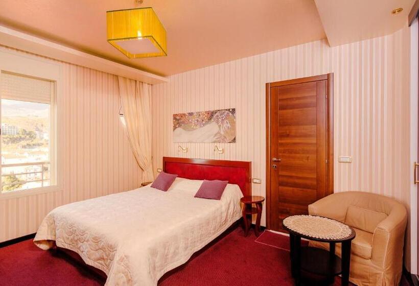 اتاق خانوادگی با چشمانداز دریا, Meridian