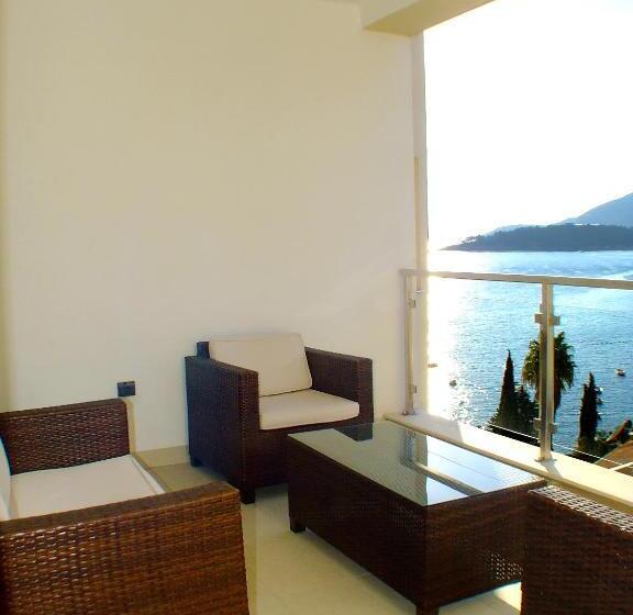 اتاق خانوادگی با چشمانداز دریا, Meridian