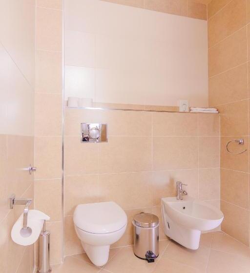 اتاق خانوادگی با چشمانداز دریا, Meridian