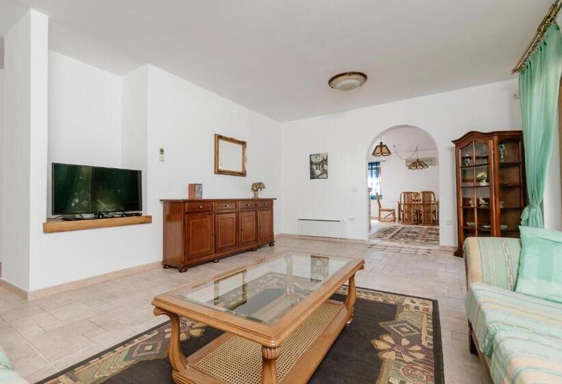 2 Bedroom Apartment Garden View, Meridian