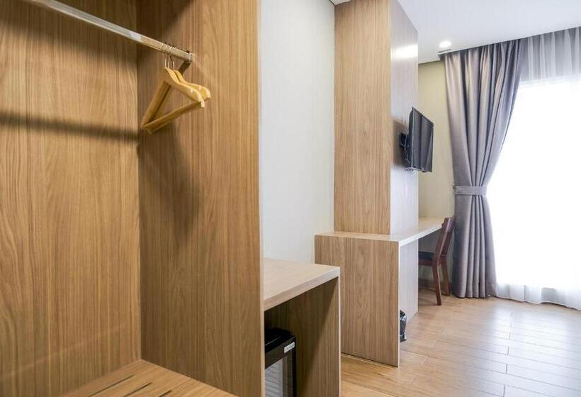 Люкс, Sans Hotel Puri Indah Jakarta