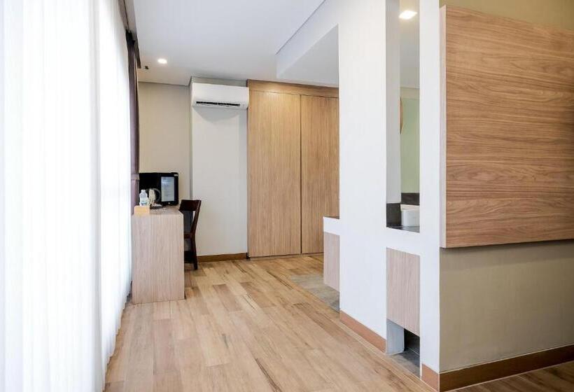 Люкс, Sans Hotel Puri Indah Jakarta