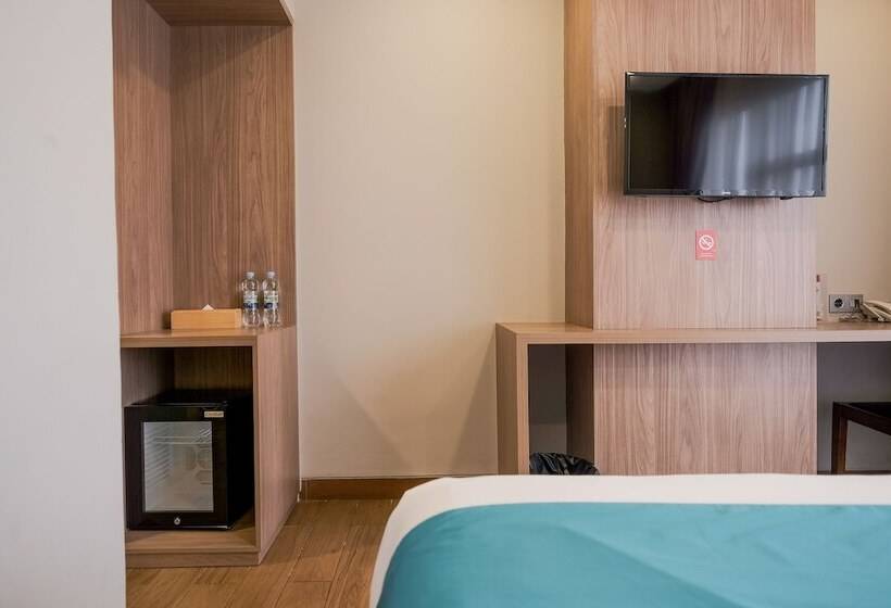 Номер Deluxe, Sans Hotel Puri Indah Jakarta
