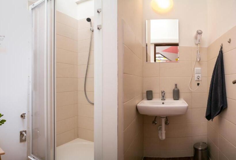 غرفة عائلية حمام مشترك, Internesto Brno