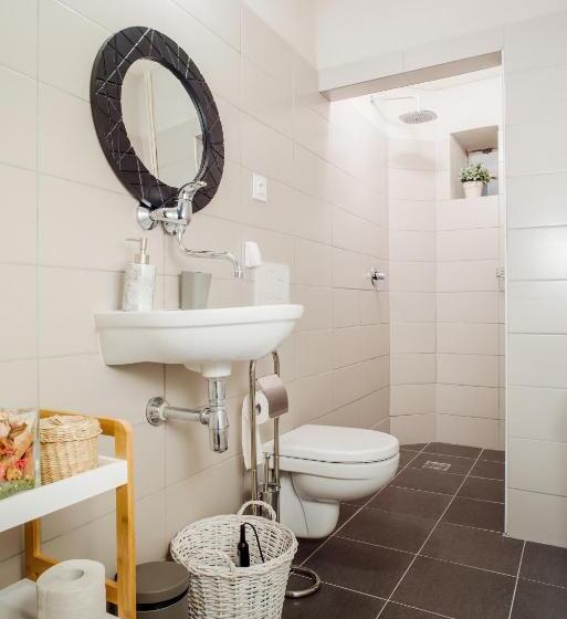 غرفة قياسية حمام مشترك, Internesto Brno