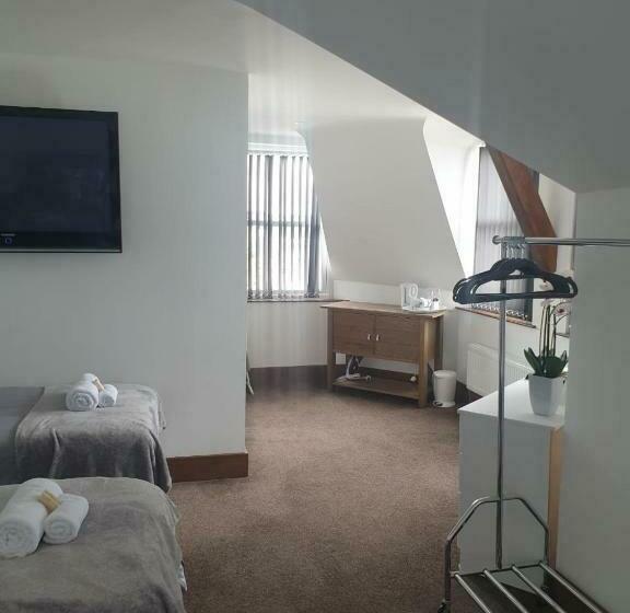 חדר משפחתי נוף לים, The Savoy