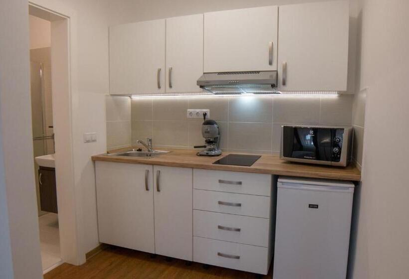 استودیوی استاندارد, Mecset Apartman