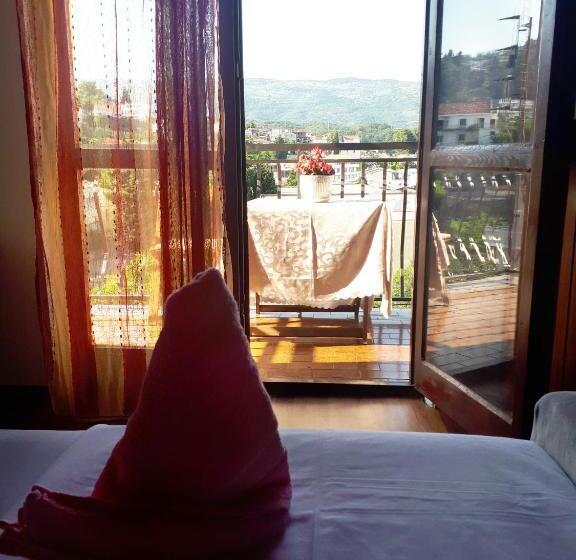 اتاق استاندارد سه تخته با چشم‌انداز باغ, Guesthouse Dona