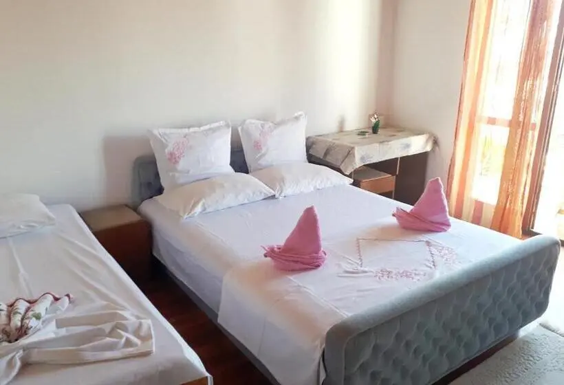 اتاق استاندارد سه تخته با چشم‌انداز باغ, Guesthouse Dona