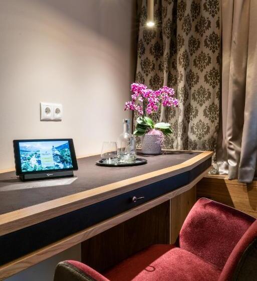 Lakosztály, Der Postwirt