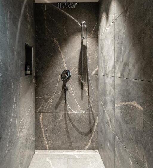 Hegyre Néző Junior Suite, Der Postwirt