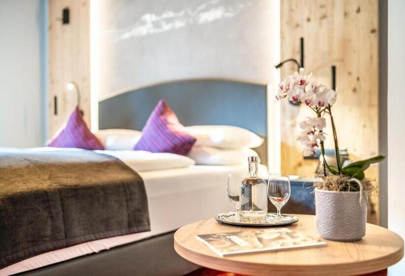 Standard Szoba, Der Postwirt