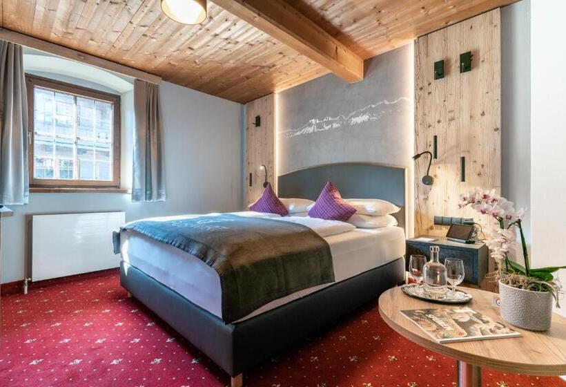 Standard Szoba, Der Postwirt