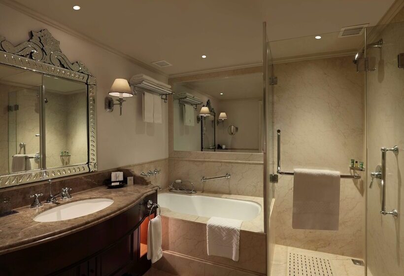 اتاق استاندارد با چشمانداز استخر, Hilton Mumbai International Airport