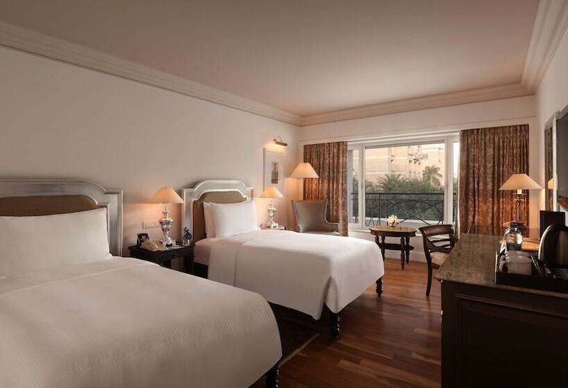 اتاق استاندارد با چشمانداز استخر, Hilton Mumbai International Airport