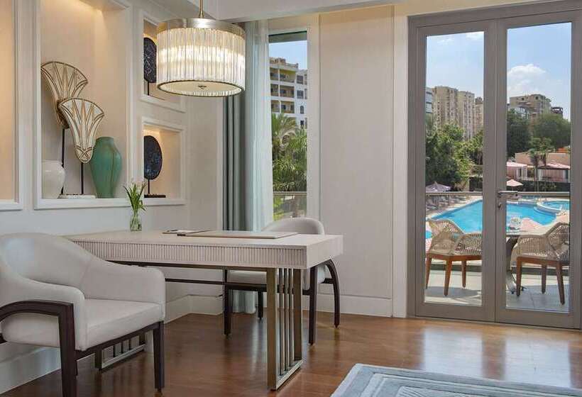 اتاق استاندارد با چشمانداز استخر, Hilton Mumbai International Airport