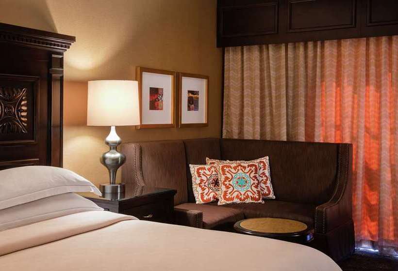 اتاق استاندارد با چشم‌انداز استخر, Hilton Mumbai International Airport