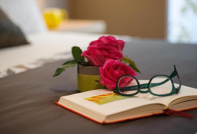 סוויטת ג'וניור, Arena By The Beach