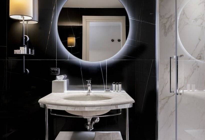 اتاق راحتی با چشم‌انداز دریا, Savoia Hotel Rimini
