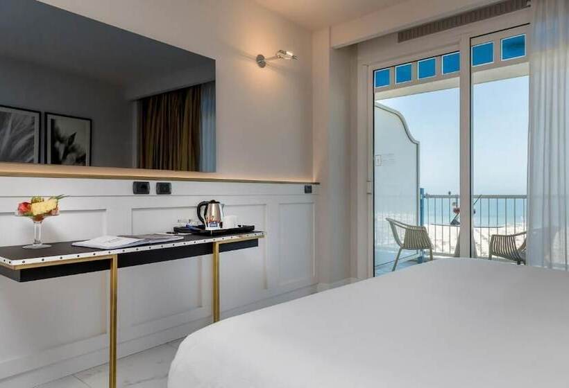 اتاق راحتی با چشم‌انداز دریا, Savoia Hotel Rimini