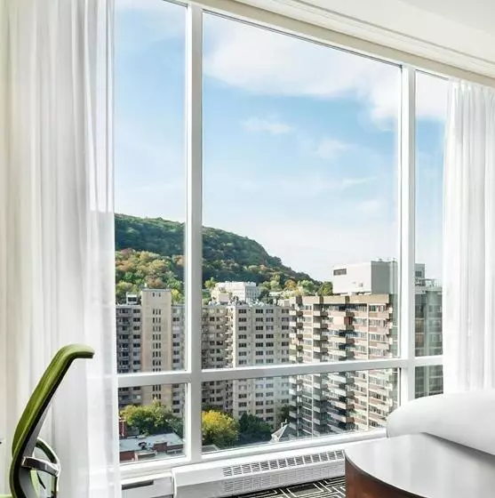 سوئیت جونیور با چشمانداز کوهستان, Sofitel Montreal Golden Mile