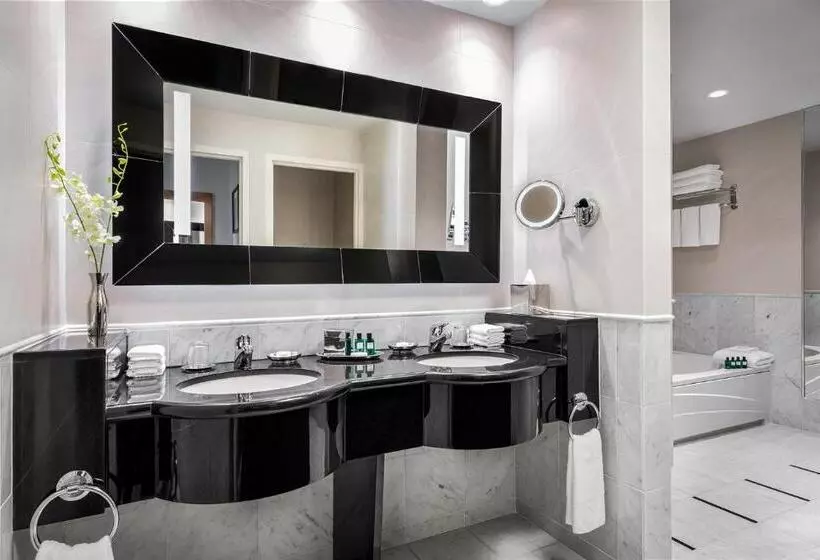 سوئیت جونیور با چشمانداز کوهستان, Sofitel Montreal Golden Mile
