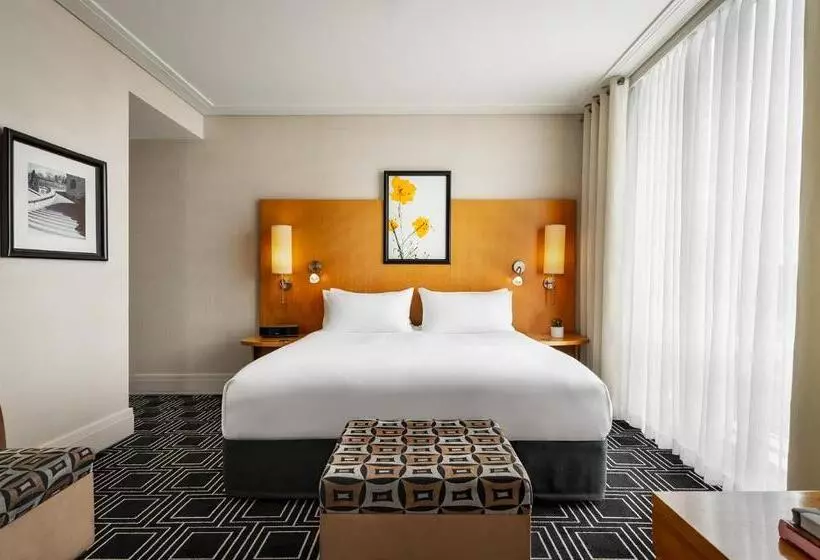 سوئیت جونیور با چشمانداز کوهستان, Sofitel Montreal Golden Mile