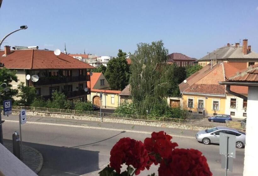 スタンダードトリプルルーム, Avas Apartman