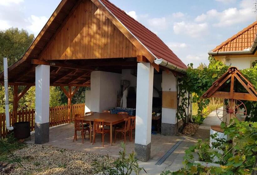 Апартаменты 3 Спальни, Farkaskő Vendégház