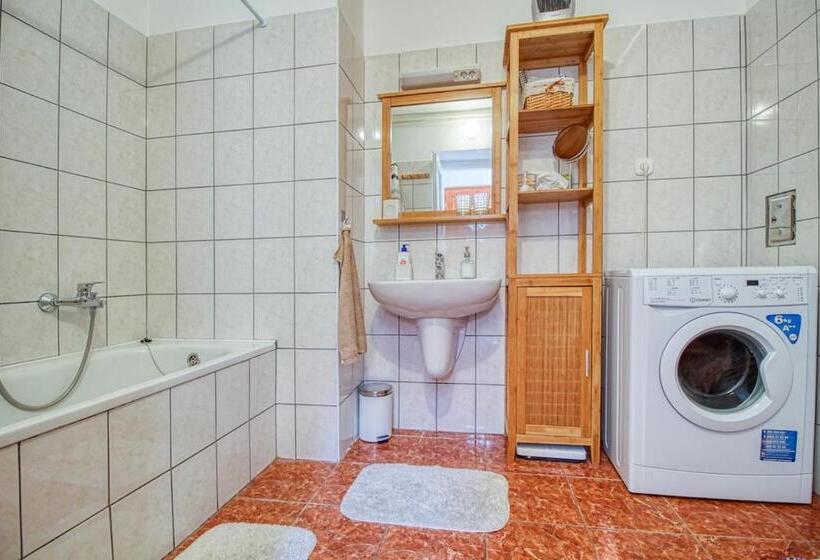 Апартаменты 3 Спальни, Farkaskő Vendégház