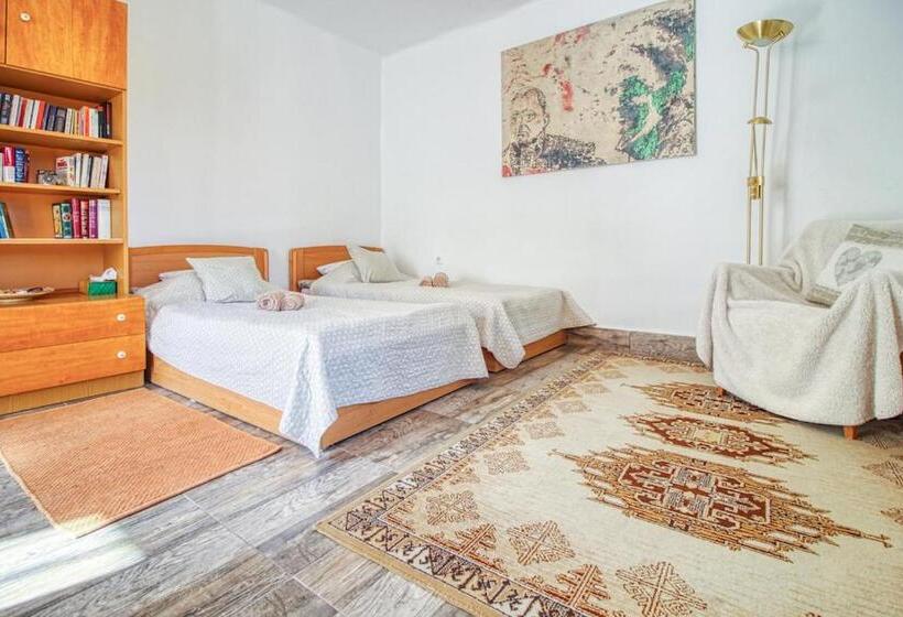 Апартаменты 3 Спальни, Farkaskő Vendégház