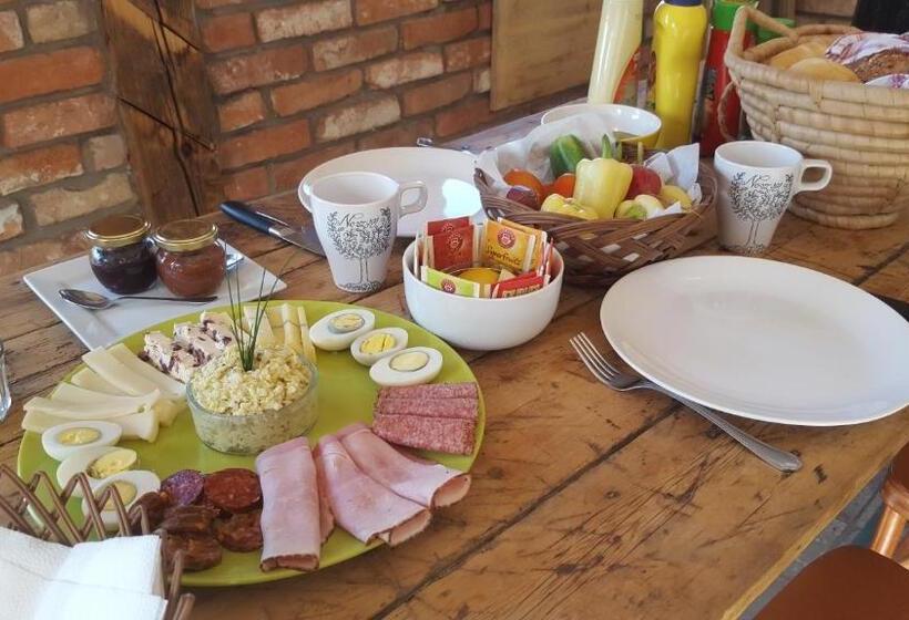 Апартаменты 3 Спальни, Farkaskő Vendégház