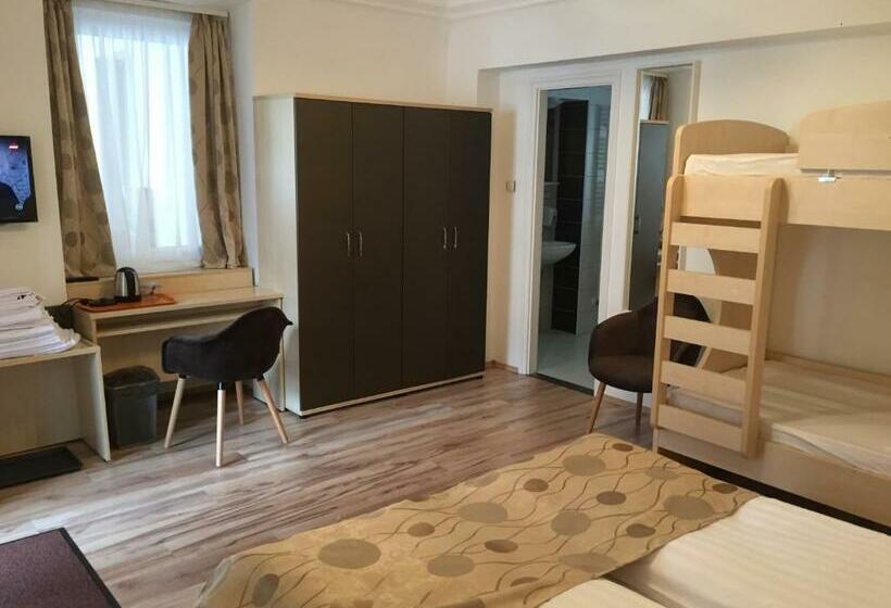Четырехместный Номер Стандарт, Pizza Tábor Apartman