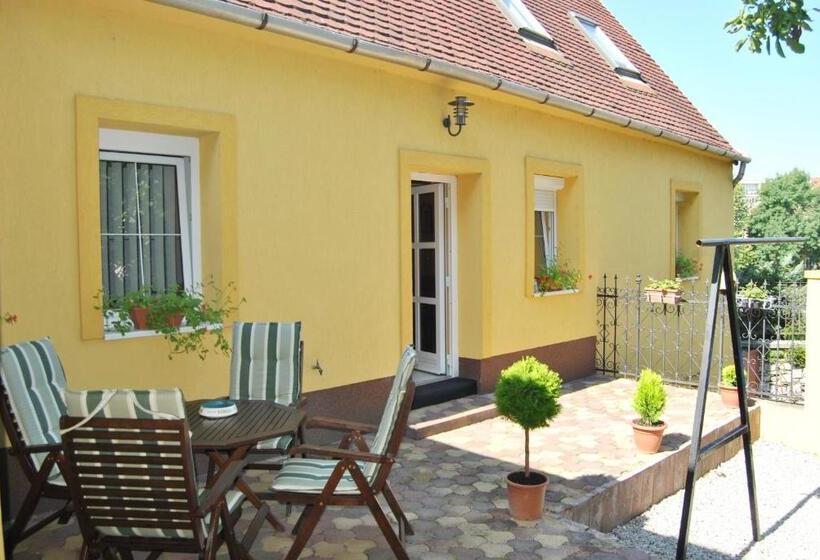 1 Bedroom Apartment Lake View, Tópart Apartman