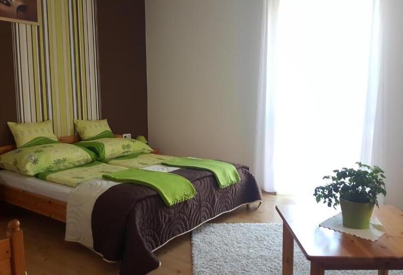 1 Bedroom Apartment Lake View, Tópart Apartman