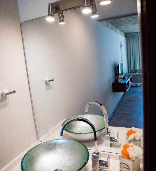 اتاق استاندارد, Cara Colomba