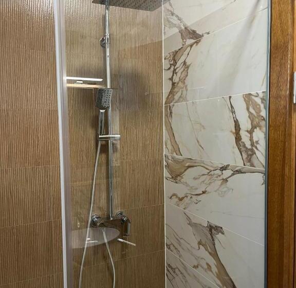 استودیوی لوکس, Guest House Vila Lujza