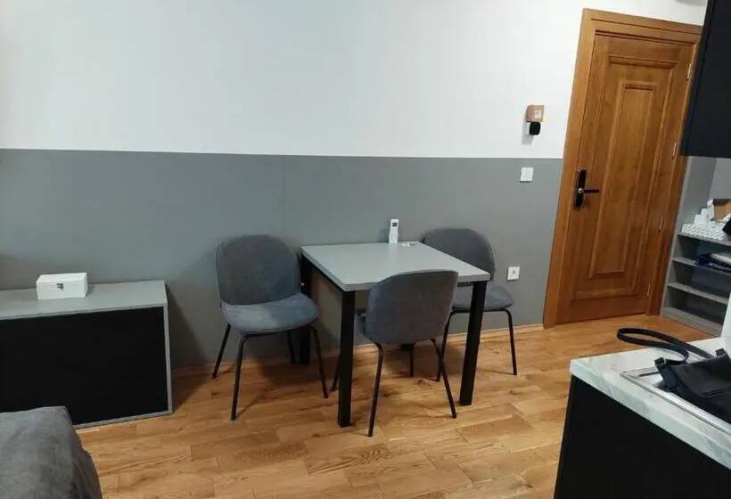 استودیوی لوکس, Guest House Vila Lujza