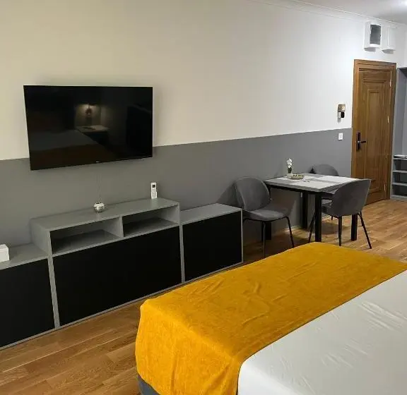 استودیوی لوکس, Guest House Vila Lujza