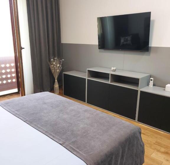 استودیوی لوکس, Guest House Vila Lujza