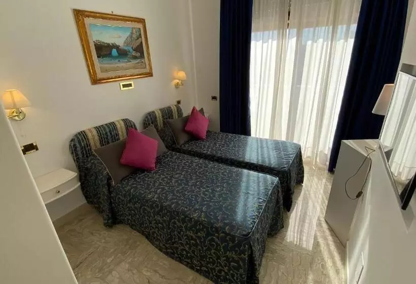 اتاق سوپریور با چشم‌انداز استخر, Capri Bougainville
