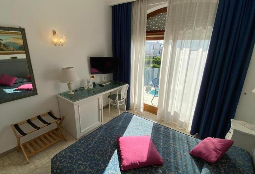 غرفة سوبيريور مطلة على حمام السباحة, Capri Bougainville