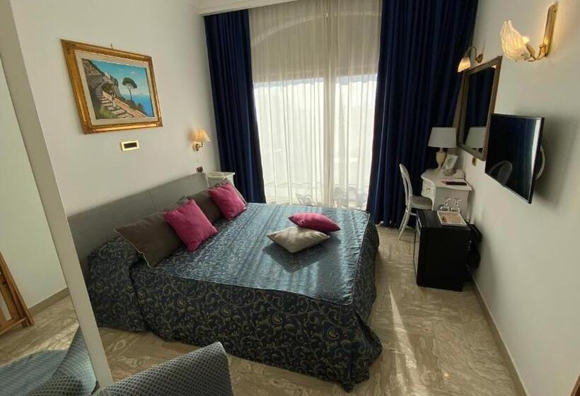 Quarto Superior Vista Piscina, Capri Bougainville