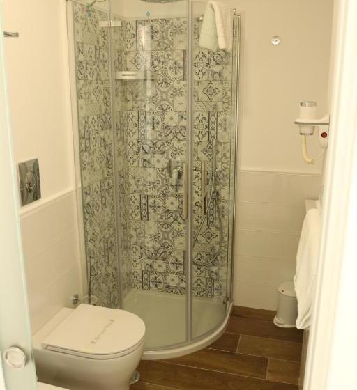 غرفة سوبيريور مطلة على حمام السباحة, Capri Bougainville