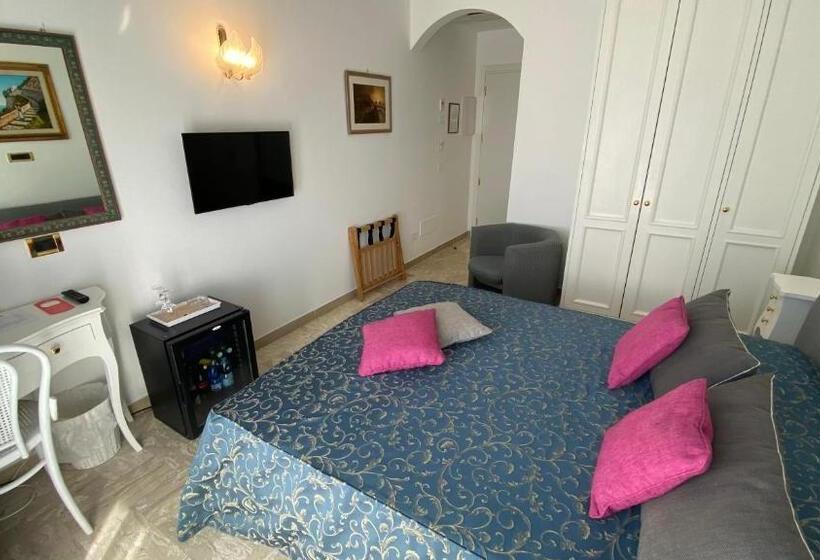 غرفة سوبيريور مطلة على حمام السباحة, Capri Bougainville